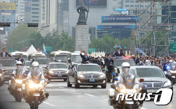 2017年5月10日、国会で就任式を終えた文在寅氏がソウル・光化門広場から大統領府に向かい、市民に手を振っている(c)news1