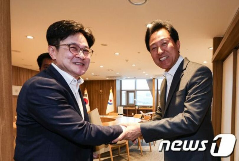 6日、キム・ビョンス金浦市長と挨拶を交わすソウル市のオ・セフン市長（共同取材）(c)news1