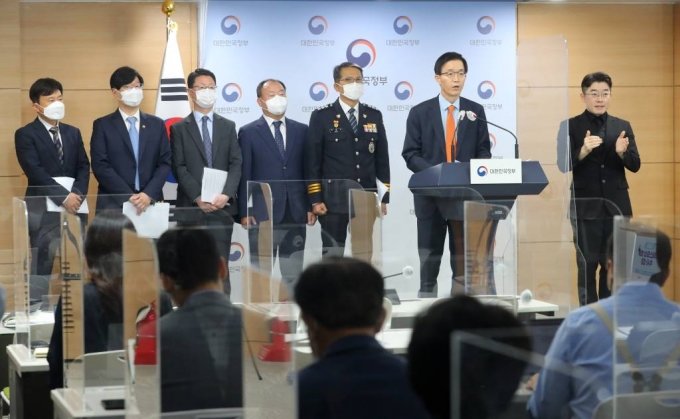 9月29日午前、ソウル市鍾路区の政府ソウル庁舎でブリーフィングをするパン・ムンギュ国務調整室長(c)NEWSIS