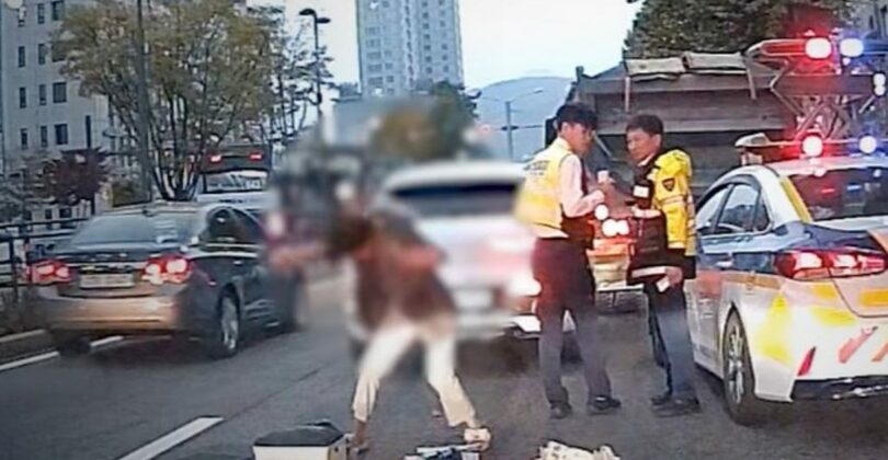 片道3車線道路で接触事故を起こした40代の女性が踊りながら異常行動を見せる（ソウル警察のユーチューブでのキャプチャー）(c)MONEYTODAY