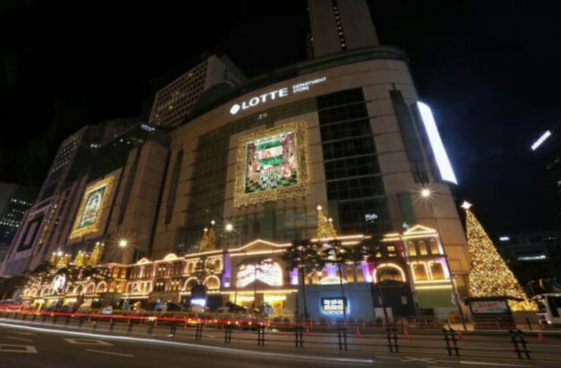 ソウルのロッテ百貨店本店でテスト点灯された2023年クリスマステーマ演出全景(c)KOREA WAVE