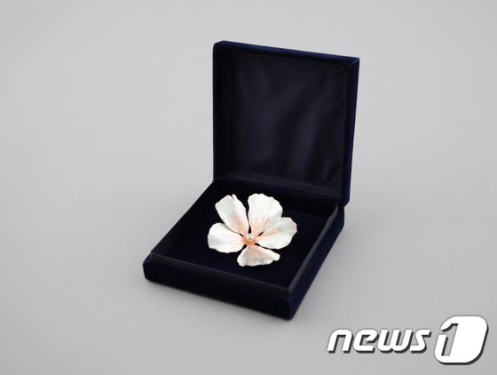 コロンビア大統領にプレゼントされたブローチ（行政安全省提供）(c)news1