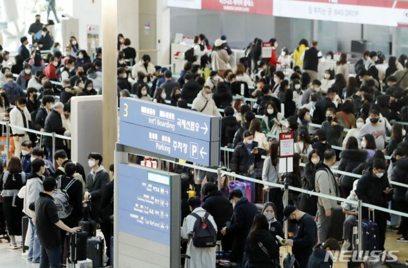 9日、搭乗手続きをする利用客でにぎわう仁川国際空港第1ターミナル(c)NEWSIS