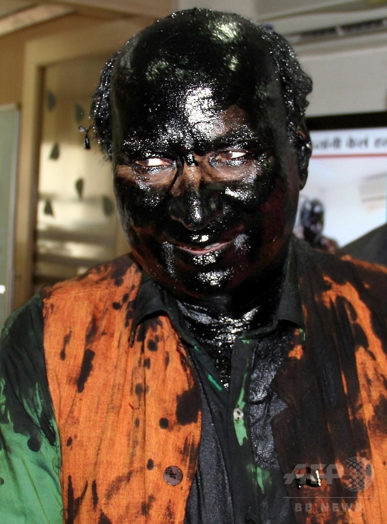 インド極右政党、活動家にインクかける パキスタン書籍出版に抗議