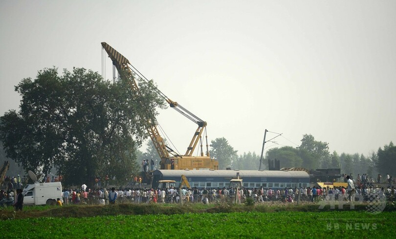 インド列車脱線事故、死者120人に 生存者の捜索続く
