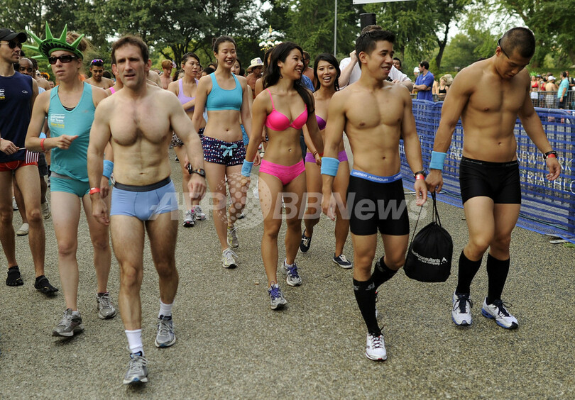 下着姿でダッシュ、NYセントラルパーク