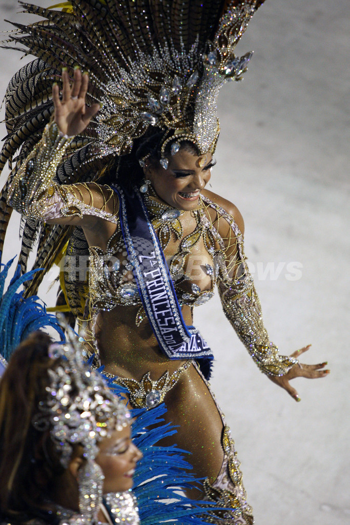ブラジル・リオのカーニバル、一夜目から興奮は最高潮