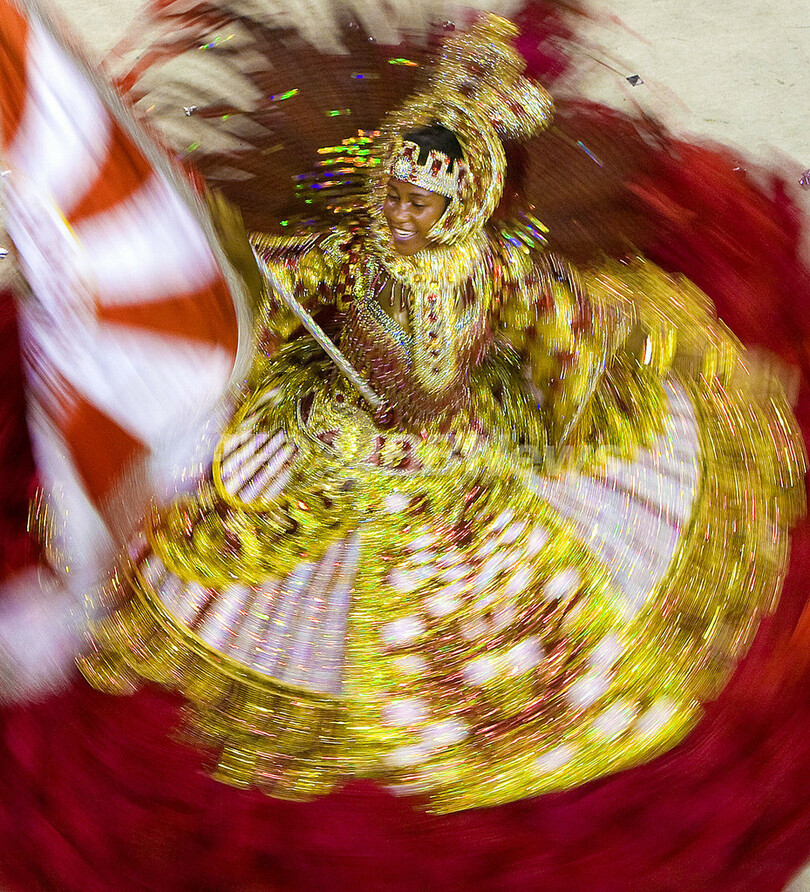 ブラジル・リオのカーニバル、一夜目から興奮は最高潮