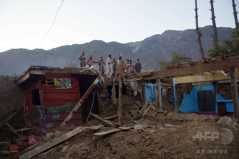 迫る冬の到来、助け合う被災者たち アフガン・パキスタン地震