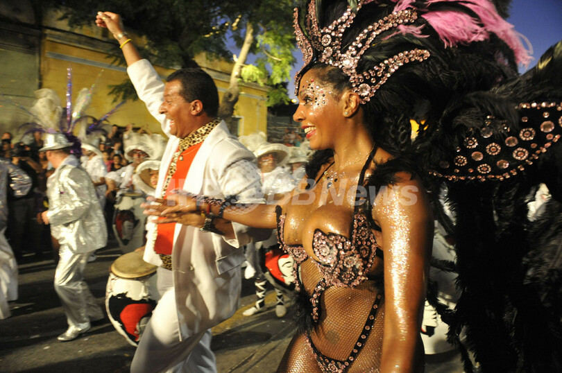 ウルグアイの「ジャマーダス」パレード最高潮に