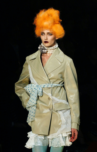 11年春夏パリコレクション＞ジョン・ガリアーノ、新作を発表 写真28枚