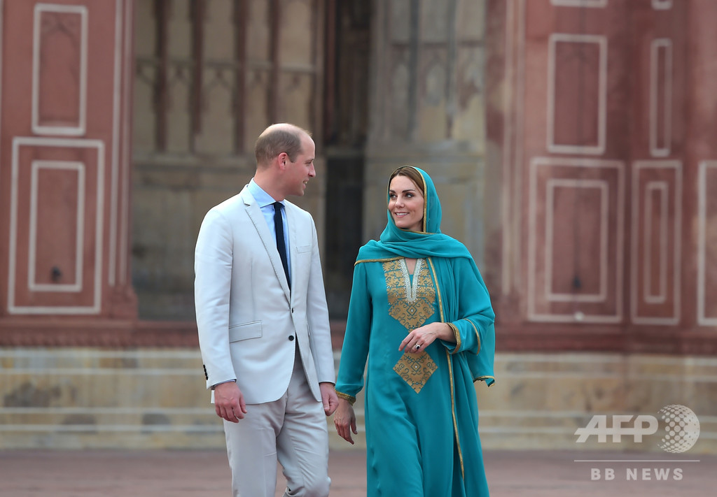 嵐に巻き込まれた英ウィリアム王子夫妻、無事パキスタン出国