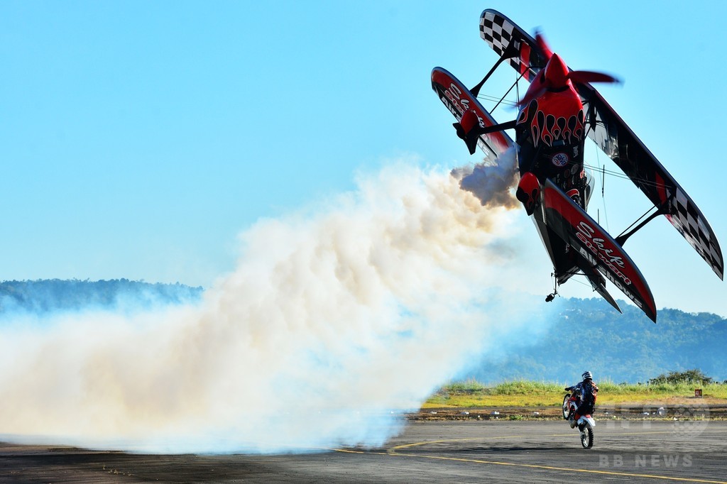 迫力の曲芸飛行を披露、エルサルバドルで航空ショー 写真8枚 国際ニュース:AFPBB News