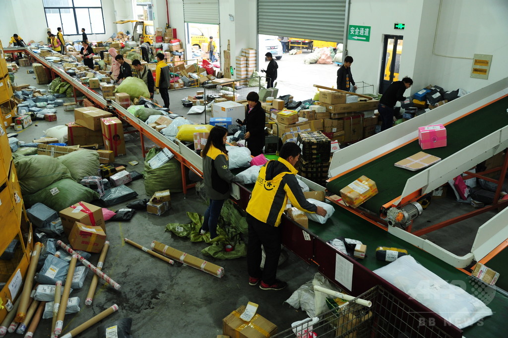 中国宅配便の現場 荷物を投げる作業員「丁寧に扱ってほしければ追加料金」 中国宅配便の現場 荷物を投げる作業員「丁寧に扱ってほしければ追加料金」