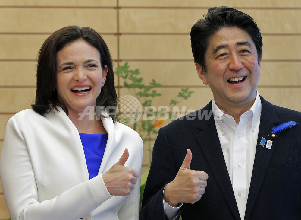 安倍首相が「いいね！」、フェイスブックCOOと面会 写真2枚 国際