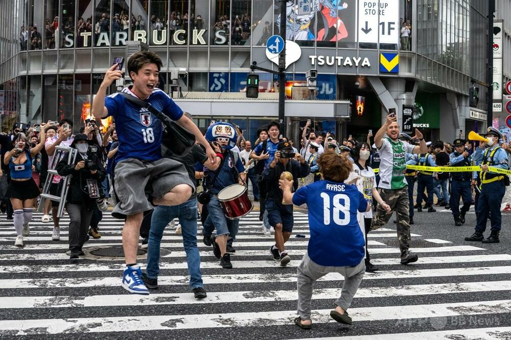 渋谷スクランブル交差点が歓喜の渦、日本がW杯決勝T進出決定