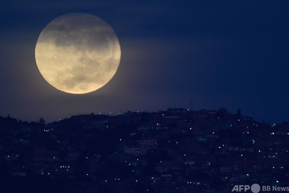 月に2度目の満月「ブルームーン」ハロウィーンの夜に観測