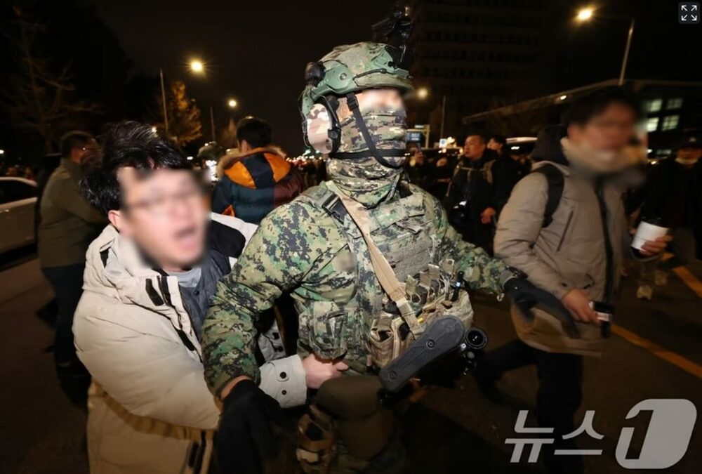 韓国・非常戒厳令で国会突入を試みた「戒厳軍」の正体…実弾装備の精鋭