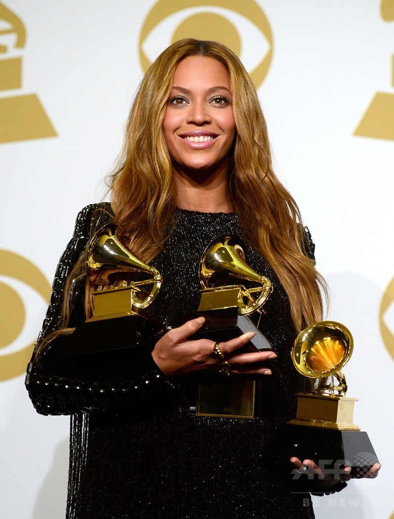 トロフィーのゴールドが映えるビヨンセのブラックドレス 写真5枚 マリ・クレール スタイル ムッシュ marie claire style