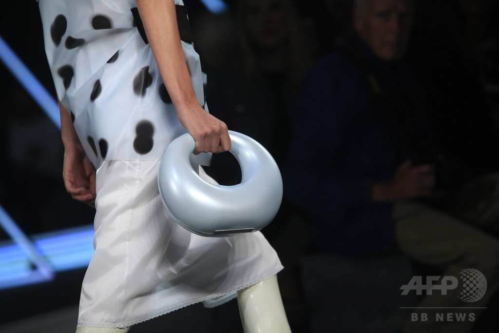 ドットとレイヤードでポップに、「マーク BY マーク ジェイコブス」15年春夏