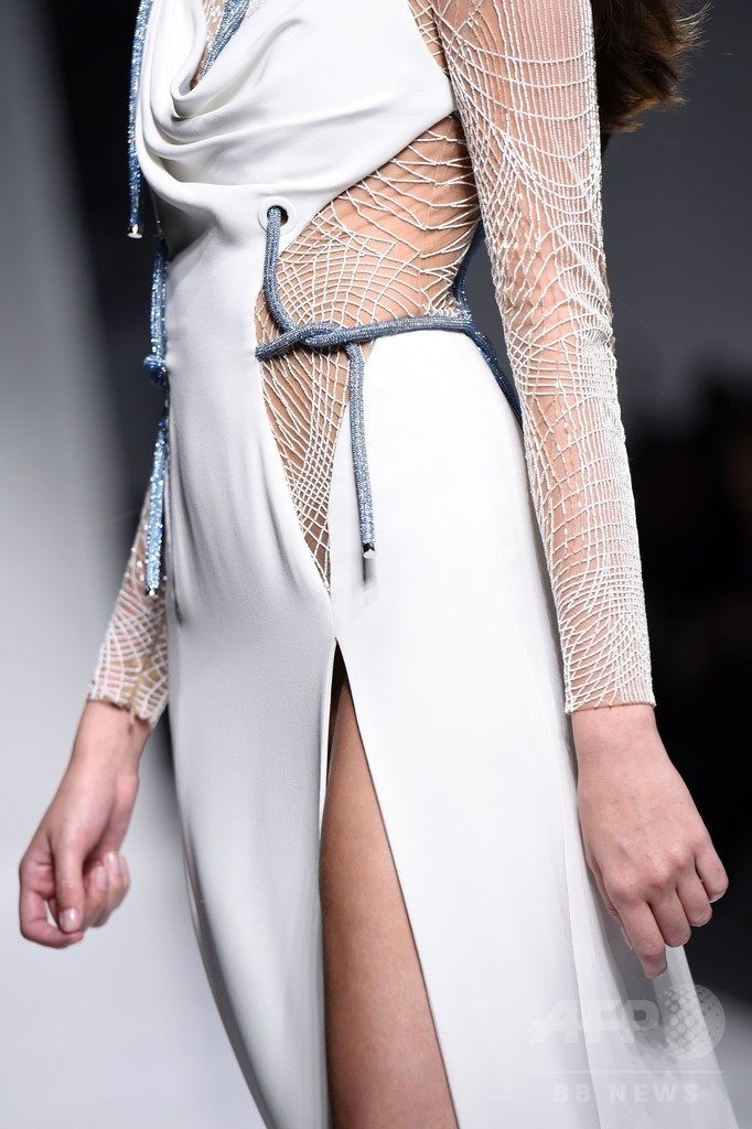 「アトリエ ヴェルサーチ」16年春夏パリ・オートクチュール