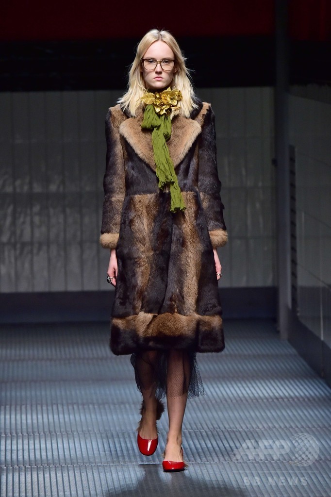 アレッサンドロ・ミケーレが打ち出すロマンティックな女性像、「グッチ」15/16秋冬