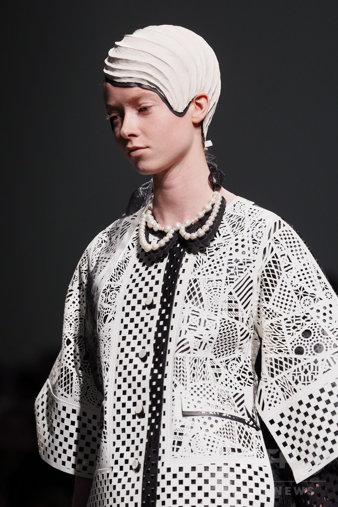 影をテーマにパリで新作発表、「アンリアレイジ」15年春夏