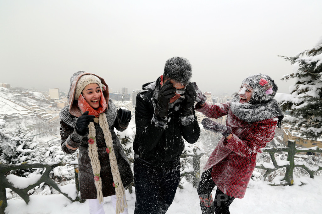 雪で遊ぶ若者たち、50年ぶり大雪のイラン北部