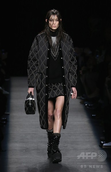 レザーやベルベットで表現するヘビメタ、「アレキサンダー ワン」15/16年秋冬