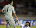 ブラジルのGKジュリオ・セザール（%%Julio Cesar%%、左）に引き起こされるアルゼンチンのリオネル・メッシ（%%Lionel Messi%%）。（2008年6月18日撮影）(c)AFP/Antonio Scorza