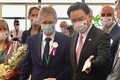 台湾・桃園の空港で、チェコのミロシュ・ビストルチル上院議長（左）を迎える台湾の呉釗燮外交部長（右、2020年8月30日撮影）。(c)Sam Yeh / AFP