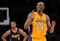 11-12NBAプレーオフ1回戦（7回戦制）、ロサンゼルス・レイカーズ（Los Angeles Lakers）対デンバー・ナゲッツ（Denver Nuggets）第7戦。試合終盤に笑顔を見せるレイカーズのコービー・ブライアント（Kobe Bryant、2012年5月12日撮影）。(c)AFP/Getty Images/Harry How