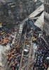 インド・コルカタで、高架道路が崩落した現場で救出活動に当たる救助隊員ら（2016年3月31日撮影）。(c)AFP/Dibyangshu SARKAR