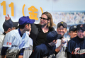 ブラット・ピット（Brad Pitt）主演の新作映画『マネー・ボール（Moneyball）』のジャパンプレミアが9日、都内で開催され、来日中のピットがアンジェリーナ・ジョリー（Angelina Jolie）とともに登場した。同作品は11日から全国ロードショーとなる。写真は、被災地から招待した野球少年たちと言葉を交わすピット（2011年11月9日撮影）。(c)AFP/KAZUHIRO NOGI