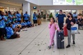 フィジー・ナンディの空港に到着し、民族衣装を着た人々に迎えられる観光客（2021年12月1日撮影）。(c)Leon LORD / AFP