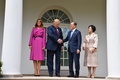 米首都ワシントンにあるホワイトハウスで、韓国の文在寅大統領（右から2人目）と金正淑夫人（右端）を迎えるドナルド・トランプ米大統領（左から2人目）とメラニア・トランプ夫人（左端、2019年4月11日撮影）。(c)Nicholas Kamm / AFP