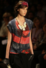 ブラジル・サンパウロで開催中のサンパウロ ファッションウィーク（Sao Paulo Fashion Week）で発表されたヘルコビッチ・ アレキサンドレ（HERCHCOVITCH;ALEXANDRE）09/10秋冬コレクション（2009年1月19日撮影）。（c）AFP/Nelson Almeida