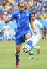 サッカーW杯ブラジル大会（2014 World Cup）グループD、イタリア対ウルグアイ。ボールをコントロールするイタリアのジョルジョ・キエッリーニ（%Giorgio Chiellini、2014年6月24日撮影）。(c)AFP/EMMANUEL DUNAND
