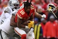 23NFL第16週、カンザスシティ・チーフス対ラスベガス・レイダース。タックルを受け、ヘルメットが脱げるカンザスシティ・チーフスのアイザイア・パチェコ（2023年12月25日撮影）。(c)Jamie Squire/Getty Images/AFP