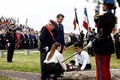 仏北西部プリュムレックで行われた、ノルマンディー上陸作戦から80年を記念した式典に参加したエマニュエル・マクロン大統領（中央）と自由フランス軍の最後の生存者アシル・ミュレル氏（2024年6月5日撮影）。(c)Benoit Tessier / POOL / AFP