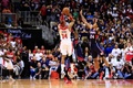 14-15NBAプレーオフ・イースタンカンファレンス準決勝（7回戦制）、ワシントン・ウィザーズ対アトランタ・ホークス。決勝のブザービーターを決めるワシントン・ウィザーズのポール・ピアース（2015年5月9日撮影）。(c)AFP/Getty Images/Rob Carr