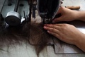 中国・安徽（Anhui）省太和（Taihe）県にある工場で作られるヘアエクステンション（2014年7月28日撮影）。(c)AFP/Greg BAKER