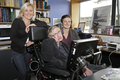 2007年9月3日、ケンブリッジ大学の研究室に集うスティーブン・ホーキング（Stephen Hawking）博士（中央）、ルーシー・ホーキング（Lucy Hawking）さん（左）、クリストフ・ガルファール（Christophe Galfard）さん（右）。(c)AFP/Leon Neal