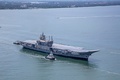 インド南部ケララ州コチを出港する国産空母「ビクラント」。インド海軍提供（2021年8月4日撮影、公開）。(c)AFP PHOTO /Indian Navy