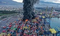 トルコ南部ハタイ県の港で、地震発生後に炎上したコンテナ（2023年2月7日撮影）。(c)AFP PHOTO /  DHA (Demiroren News Agency) 