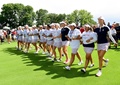米国選抜と欧州選抜による女子ゴルフの対抗戦、第15回ソルハイムカップ最終日。優勝を決め、18番のグリーンで手を取り合って歩く米国選抜の選手ら（2017年8月20日撮影）。(c)AFP/Getty Images/Harry How