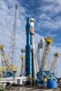 フランス領ギアナのクールーにある宇宙基地「ギアナ宇宙センター）」で、アセンブリー施設から発射台へと移されるソユーズロケット（2015年3月24日撮影）。(c)AFP/JODY AMIET