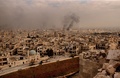 シリア・アレッポで、政府軍が制圧した旧市街から上がる煙（2016年12月7日撮影）。(c)AFP/GEORGE OURFALIAN