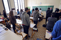仏南東部マルセイユ（Marseille）の公立高校で、仏南西部トゥールーズ（Toulouse）で起きたユダヤ人学校銃乱射事件の犠牲者に1分間の黙とうを捧げる教師と生徒ら（2012年3月20日撮影）。(c)AFP/ANNE-CHRISTINE POUJOULAT