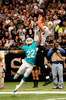 13NLF第4週、ニューオーリンズ・セインツ（New Orleans Saints）対マイアミ・ドルフィンズ（Miami Dolphins）。マイアミ・ドルフィンズのジャマール・テイラー（Jamar Taylor、左）の上でタッチダウンパスをレシーブするニューオーリンズ・セインツのジミー・グラハム（Jimmy Graham、2013年9月30日撮影）。(c)AFP/Getty Images/Stacy Revere